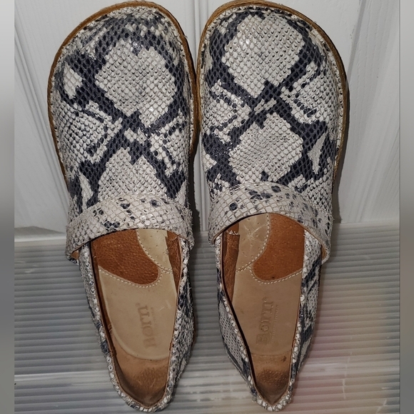 𝅺BORN snakeskin print clogs - Picture 9 of 10